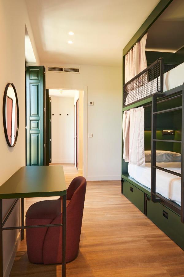 Latroupe Prado Hostal Madrid